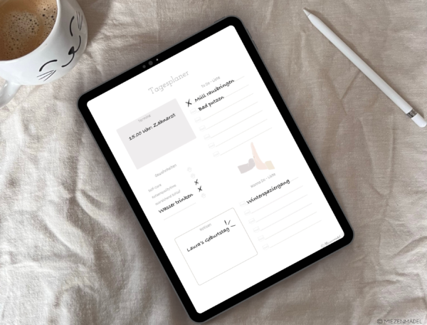 Der Tagesplaner ist undatiert, sodass du ihn auf ewig verwenden kannst. Er enthält Platz für eine ausführliche To-Do Liste sowie eine Wanna-Do Liste, die dir bei der Organisation des Tages helfen sollen.