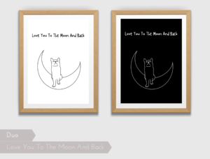 Das Katzenposter-Duo "Love You To The Moon And Back" zeigt eine Katze auf einem Mond.🌙 Darüber ist der Spruch "Love You To The Moon And Back" abgebildet.🐈