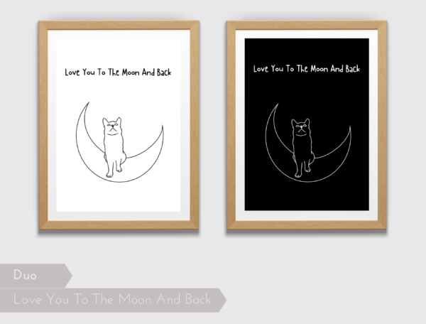 Das Katzenposter-Duo "Love You To The Moon And Back" zeigt eine Katze auf einem Mond.🌙 Darüber ist der Spruch "Love You To The Moon And Back" abgebildet.🐈