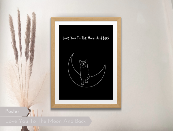 Das Katzenbild "Love You To The Moon And Back" zeigt eine Katze auf einem Mond.🌙 Darüber ist der Spruch "Love You To The Moon And Back" abgebildet.🐈 Es ist in einem minimalistischen und schlichten Design mit dezenten Farben.