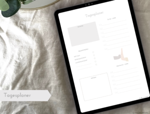 Der Tagesplaner ist undatiert, sodass du ihn auf ewig verwenden kannst. Er enthält Platz für eine ausführliche To-Do Liste sowie eine Wanna-Do Liste, die dir bei der Organisation des Tages helfen sollen.