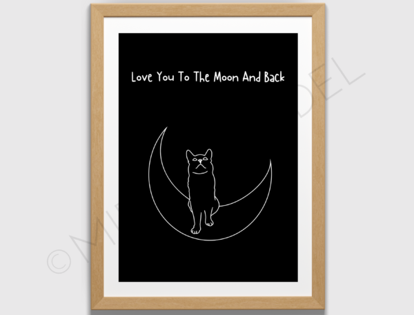 Das Katzenbild "Love You To The Moon And Back" zeigt eine Katze auf einem Mond.🌙 Darüber ist der Spruch "Love You To The Moon And Back" abgebildet.🐈 Es ist in einem minimalistischen und schlichten Design mit dezenten Farben.