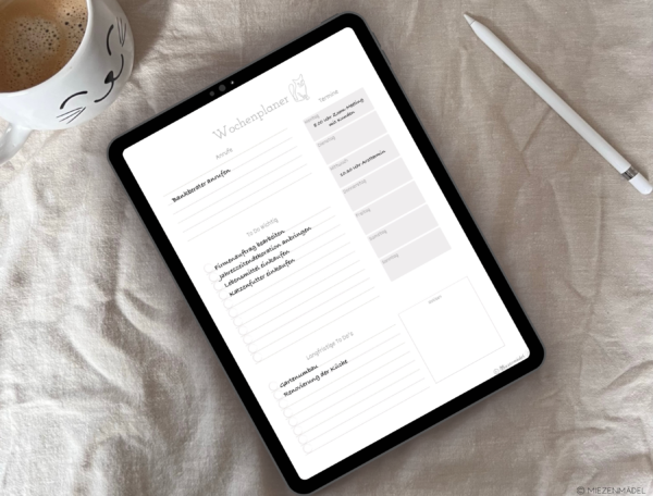 Der Wochenplaner ist undatiert, sodass du ihn auf ewig verwenden kannst. Er enthält Platz für eine ausführliche To-Do Liste, die dir bei der Organisation der Woche helfen soll.